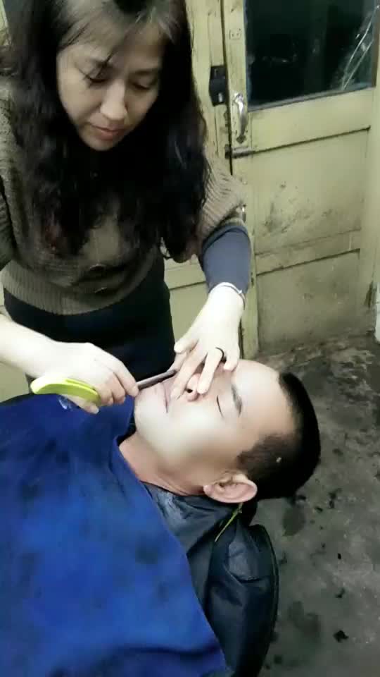 女人刮臉最新視頻，時尚美容新趨勢揭秘