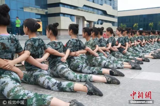獨家揭秘，探索小巷深處的軍訓新風尚——2025軍訓最新視頻亮相！